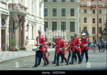 La relève de la garde vient de se terminer dans la vieille ville de Prague, en République tchèque. Voyez les soldats, les instruments et la foule des gens à travers les bâtiments. Banque D'Images