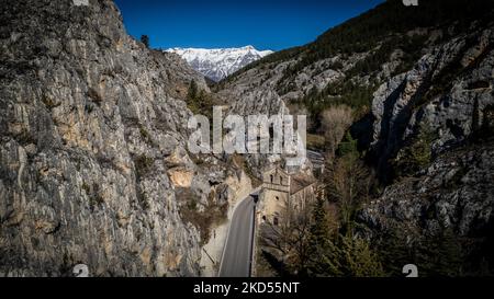 Vue sur le sanctuaire de Madonna d'Appari, près de Paganica (l'Aquila), en Italie, sur 14 mars 2022. La Madonna d'Appari est un sanctuaire de Paganica, situé juste à l'extérieur de la ville et déclaré monument national en 1902. (Photo de Manuel Romano/NurPhoto) Banque D'Images