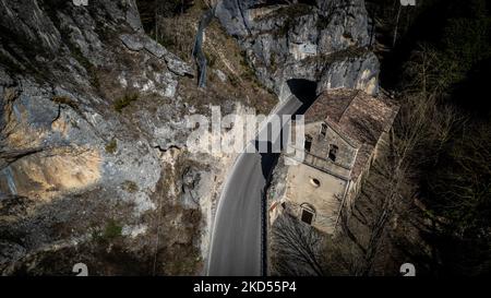 Vue sur le sanctuaire de Madonna d'Appari, près de Paganica (l'Aquila), en Italie, sur 14 mars 2022. La Madonna d'Appari est un sanctuaire de Paganica, situé juste à l'extérieur de la ville et déclaré monument national en 1902. (Photo de Manuel Romano/NurPhoto) Banque D'Images