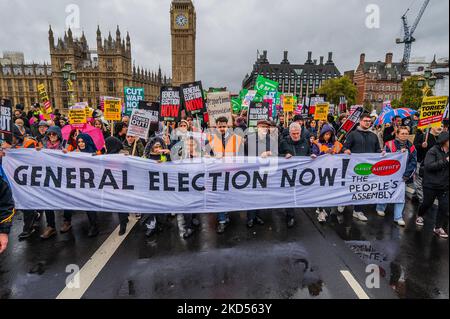 Londres, Royaume-Uni. 5th novembre 2022. Jeremy Corbyn et John McDonnell se joignent à la manifestation - campagne de l'Assemblée des peuples mener une Grande-Bretagne est la marche de protestation brisée à Westminster. Ils exigeaient des élections législatives immédiates, ainsi que des mesures pour lutter contre la crise du coût de la vie qui s'aggrave. Avec les syndicats et les organisations communautaires, il y a une marche autour du Parlement. Crédit : Guy Bell/Alay Live News Banque D'Images