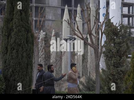 Un iranien-kurde parle sur son smartphone tout en se tenant devant les missiles surface-à-surface de l’Iran avant une cérémonie pour marquer Nowruz dans le jardin du musée d’art du nord de Téhéran sur 14 mars 2022. Nowruz (nouveau jour) est le terme de langue perse pour le jour du nouvel an iranien, également connu sous le nom de nouvel an perse. Il commence à l'équinoxe de printemps et marque le début de Farvardin, le premier mois du calendrier solaire Hijri (un calendrier iranien utilisé officiellement en Iran et en Afghanistan). (Photo de Morteza Nikoubazl/NurPhoto) Banque D'Images