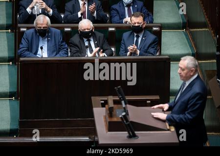 Henryk Kowalczyk (avant), leader du parti au pouvoir droit et justice polonais (PiS) Jaroslaw Kaczynski (C), vice-président polonais Sejm Ryszard Terlecki (L) Ministre polonais de la défense Mariusz Blaszczak (R) lors de la session de 50th du Sejm (chambre basse du Parlement polonais) à Varsovie (Pologne) sur 8 mars 2022, en Pologne (Photo de Mateusz Wlodarczyk/NurPhoto) Banque D'Images