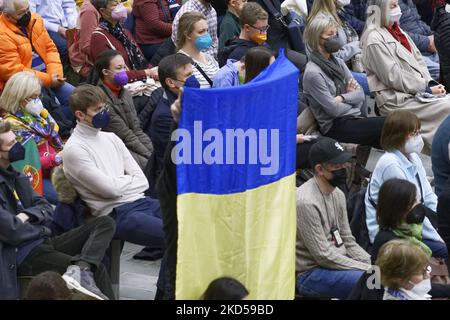 Les drapeaux nationaux de l'Ukraine sont exposés pendant l'audience générale hebdomadaire du Pape François dans la salle Paul VI du Vatican, mercredi, 16 mars 2022. (Photo de Massimo Valicchia/NurPhoto) Banque D'Images