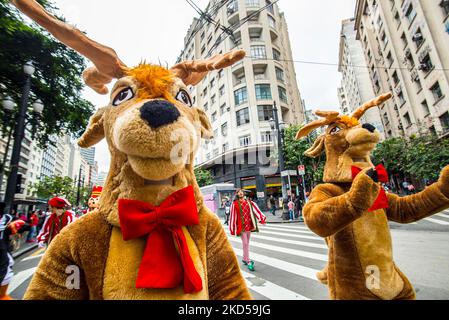 Le Père Noël se réjouit des enfants et des adultes dans un centre commercial. Banque D'Images