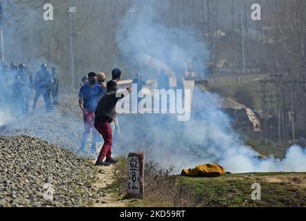 Les manifestants s'opposent aux forces de sécurité indiennes près du site de la bataille des armes à feu dans la région de Nowgam, dans la banlieue de Srinagar, à 16 mars 2022. Un haut fonctionnaire de la police a déclaré à l'agence de presse locale que trois militants avaient été tués lors d'une opération à Nowgam. (Photo par Faisal Khan/NurPhoto) Banque D'Images