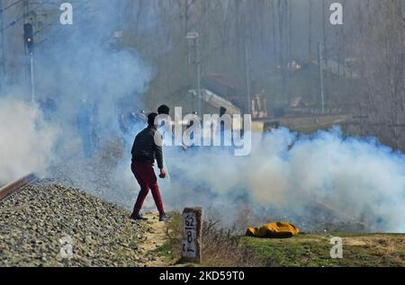 Les manifestants s'opposent aux forces de sécurité indiennes près du site de la bataille des armes à feu dans la région de Nowgam, dans la banlieue de Srinagar, à 16 mars 2022. Un haut fonctionnaire de la police a déclaré à l'agence de presse locale que trois militants avaient été tués lors d'une opération à Nowgam. (Photo par Faisal Khan/NurPhoto) Banque D'Images