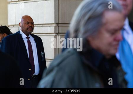 Un garde de sécurité se tient derrière l'ancien stratège de Trump Steve Bannon lorsqu'il parle aux médias en dehors du palais de justice fédéral des États-Unis E. Barrett Prettyman à Washington, D.C., sur 16 mars 2022 (photo de Bryan Olin Dozier/NurPhoto) Banque D'Images