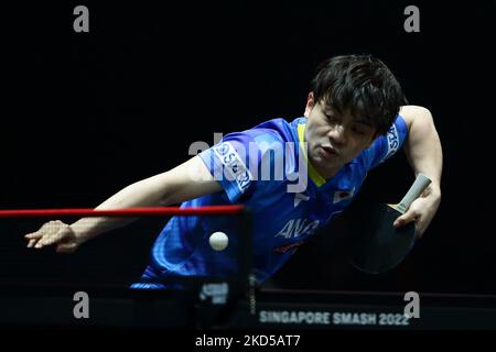 Yukiya Uda du Japon joue un tir contre Dang Qiu de l'Allemagne lors de leur match de quarts de finale hommes de Singapour Smash 2022 à l'arène OCBC sur 17 mars 2022 à Singapour. (Photo de Suhaimi Abdullah/NurPhoto) Banque D'Images