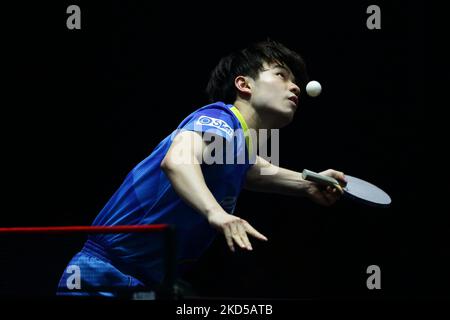 Yukiya Uda du Japon joue un tir contre Dang Qiu de l'Allemagne lors de leur match de quarts de finale hommes de Singapour Smash 2022 à l'arène OCBC sur 17 mars 2022 à Singapour. (Photo de Suhaimi Abdullah/NurPhoto) Banque D'Images