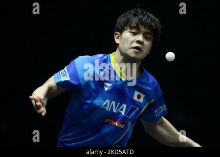 Yukiya Uda du Japon joue un tir contre Dang Qiu de l'Allemagne lors de leur match de quarts de finale hommes de Singapour Smash 2022 à l'arène OCBC sur 17 mars 2022 à Singapour. (Photo de Suhaimi Abdullah/NurPhoto) Banque D'Images