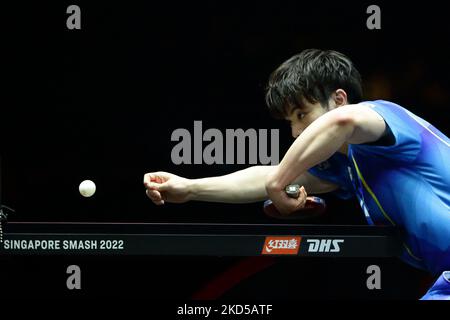 Yukiya Uda du Japon joue un tir contre Dang Qiu de l'Allemagne lors de leur match de quarts de finale hommes de Singapour Smash 2022 à l'arène OCBC sur 17 mars 2022 à Singapour. (Photo de Suhaimi Abdullah/NurPhoto) Banque D'Images