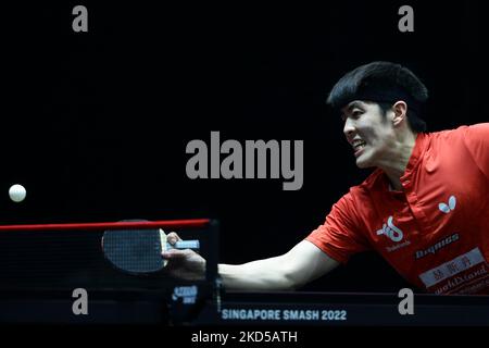 Dang Qiu d'Allemagne joue un coup contre Yukiya Uda du Japon lors de leur match de quarts de finale masculin de Singapour Smash 2022 à l'arène OCBC sur 17 mars 2022 à Singapour. (Photo de Suhaimi Abdullah/NurPhoto) Banque D'Images