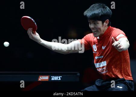 Dang Qiu d'Allemagne joue un coup contre Yukiya Uda du Japon lors de leur match de quarts de finale masculin de Singapour Smash 2022 à l'arène OCBC sur 17 mars 2022 à Singapour. (Photo de Suhaimi Abdullah/NurPhoto) Banque D'Images