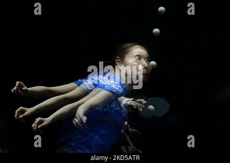 (NOTE DE LA RÉDACTION: Plusieurs expositions ont été combinées dans la caméra pour produire cette image) Kasumi Ishikawa du Japon joue un tir contre Chen Meng de la Chine pendant le match des femmes célibataires quarterfinales de Singapour Smash 2022 à l'OCBC Arena sur 17 mars 2022 à Singapour. (Photo de Suhaimi Abdullah/NurPhoto) Banque D'Images