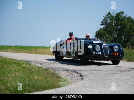 JAGUAR XK120 OTS ROADSTER 1950 sur une ancienne voiture de course dans le rallye mille Miglia 2022 Banque D'Images