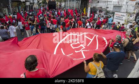 Des manifestants protestent en tenant des boîtes en carton représentant leurs maisons, demandant la prolongation d'un moratoire sur les expulsions à Sao Paulo, Brésil, jeudi, 17 mars 2022. Les manifestants exigent que la Cour suprême du pays prolonge un moratoire sur les expulsions imposées pendant la pandémie qui doit expirer fin mars, ce qui pourrait toucher des dizaines de milliers de familles à faible revenu. (Photo de Cris Faga/NurPhoto) Banque D'Images