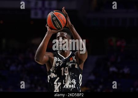 Youssoupha chute de LDLC Asvel Villeurbanne en action pendant le match Euroligue des compagnies aériennes turques entre Real Madrid et LDLC Asvel Villeurbanne au Centre Wizink sur 17 mars 2022 à Madrid, Espagne. (Photo par Oscar Gonzalez/NurPhoto) Banque D'Images