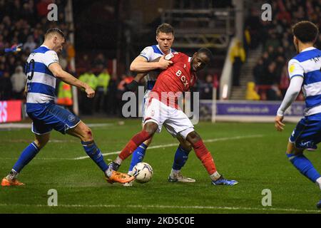 Keinan Davis, de Nottingham Forest, combat avec Jimmy Dunne, de Queens Park Rangers, et Rob Dickie, de Queens Park Rangers, lors du match de championnat Sky Bet entre Nottingham Forest et Queens Park Rangers au City Ground, à Nottingham, le mercredi 16th mars 2022. (Photo de Jon Hobley/MI News/NurPhoto) Banque D'Images