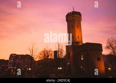 Malakoffturm est vu pendant le coucher du soleil tandis que la poussière du Sahara africain atteint Cologne, Allemagne sur 17 mars 2022 (photo par Ying Tang/NurPhoto) Banque D'Images