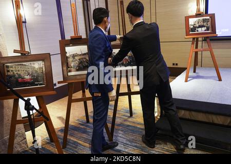 Une photographie montrant la guerre en Ukraine est exposée à l'occasion d'une conférence de presse tenue par l'ambassade d'Ukraine à l'hôtel Conrad de Bangkok, Thaïlande, le 18 mars 2022. (Photo par Anusak Laowilas/NurPhoto) Banque D'Images