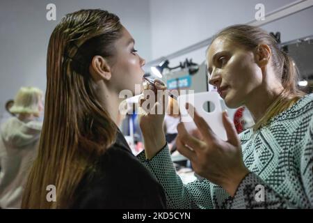 Kiev, Ukraine. 3rd févr. 2022. Un maquilleur styliste les coulisses d'un mannequin pendant la semaine ukrainienne de la mode automne-hiver 2022-23 à Kiev. La semaine ukrainienne de la mode a été fondée en 1997 et est devenue la première semaine préparatoire en Europe de l'est. (Credit image: © Oleksii Chumachenko/SOPA Images via ZUMA Press Wire) Banque D'Images