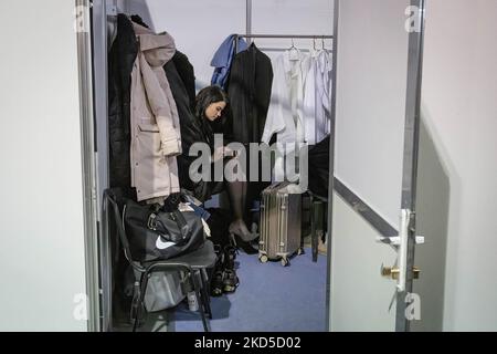 Kiev, Ukraine. 3rd févr. 2022. Un mannequin attend que le spectacle commence dans les coulisses du dressing lors de la semaine ukrainienne de la mode automne-hiver 2022-23 à Kiev. La semaine ukrainienne de la mode a été fondée en 1997 et est devenue la première semaine préparatoire en Europe de l'est. (Credit image: © Oleksii Chumachenko/SOPA Images via ZUMA Press Wire) Banque D'Images