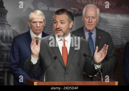 LE sénateur AMÉRICAIN Ted Cruz (R-TX), aux côtés des membres du GOP, parle du conflit en Ukraine lors d'une conférence de presse, aujourd'hui sur 16 mars 2022 au Sénat Studio/Capitol Hill à Washington DC, Etats-Unis. (Photo de Lénine Nolly/NurPhoto) Banque D'Images