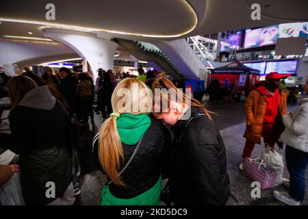 Près de la gare centrale de Varsovie, Pologne, le 18 mars 2022. La Pologne a accueilli plus de 1,5 millions de réfugiés fuyant l'invasion russe de leur pays depuis le 24 février 2022. À Varsovie seulement, la population a augmenté de près de 20 pour cent en raison de l'afflux de réfugiés. La pression sur les ressources a incité le maire de Varsovie, Rafal Trzaskowski, à demander le soutien de l'UE et de l'ONU. (Photo par STR/NurPhoto) Banque D'Images