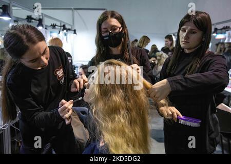 Kiev, Ukraine. 3rd févr. 2022. Les maquillages stylisent les cheveux d'un modèle sur les coulisses pendant la semaine ukrainienne de la mode automne-hiver 2022-23 à Kiev. La semaine ukrainienne de la mode a été fondée en 1997 et est devenue la première semaine préparatoire en Europe de l'est. (Credit image: © Oleksii Chumachenko/SOPA Images via ZUMA Press Wire) Banque D'Images