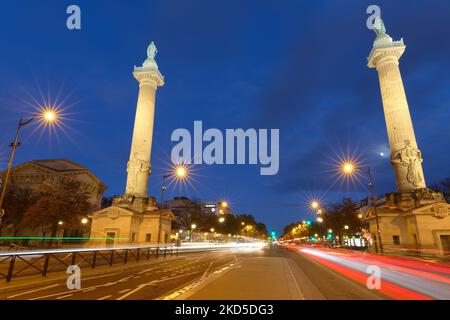 Les deux colonnes doriques érigées en 1788 sur l'avenue Trone encadrent l'entrée du cours de Vincennes et de la place de la Nation. Paris. Banque D'Images