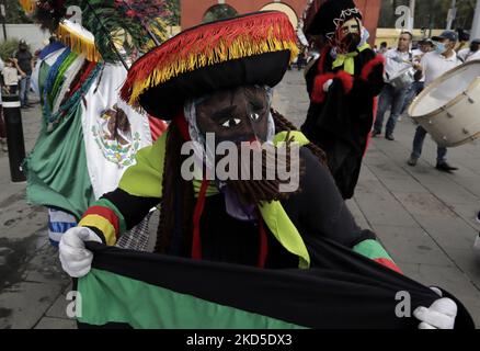 Habitant de Xochimilco habillé comme un chinelo avec des motifs reggae tout en dansant pendant le Carnaval de Xochimilco 2022 à Mexico, pendant le retour au feu vert de circulation épidémiologique dans la capitale. (Photo de Gerardo Vieyra/NurPhoto) Banque D'Images