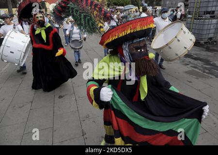 Habitant de Xochimilco habillé comme un chinelo avec des motifs reggae tout en dansant pendant le Carnaval de Xochimilco 2022 à Mexico, pendant le retour au feu vert de circulation épidémiologique dans la capitale. (Photo de Gerardo Vieyra/NurPhoto) Banque D'Images