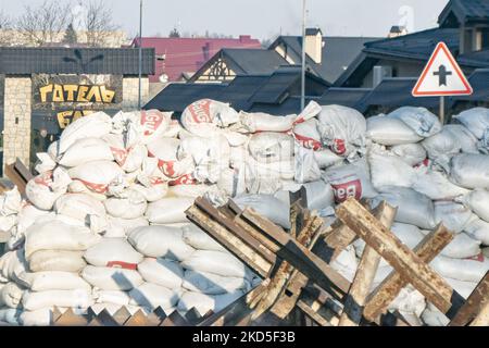 Défendre les obstacles anti-chars, le contrôle des postes de contrôle militaires et policiers et les barricades entre le poste frontière Medyka-Shehyni et la ville de Lviv sur la route et à côté de l'environnement urbain et des bâtiments. Le couvre-feu de nuit est imposé et les sirènes d'un raid aérien - un bruit de bombardement presque tous les jours au milieu d'attaques russes. Lviv, Ukraine sur 18 mars 2022 (photo de Nicolas Economou/NurPhoto) Banque D'Images