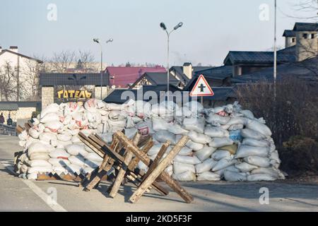 Défendre les obstacles anti-chars, le contrôle des postes de contrôle militaires et policiers et les barricades entre le poste frontière Medyka-Shehyni et la ville de Lviv sur la route et à côté de l'environnement urbain et des bâtiments. Le couvre-feu de nuit est imposé et les sirènes d'un raid aérien - un bruit de bombardement presque tous les jours au milieu d'attaques russes. Lviv, Ukraine sur 18 mars 2022 (photo de Nicolas Economou/NurPhoto) Banque D'Images