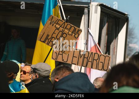 Un manifestant avec des signes d'embargo sur le gaz et d'armes pour l'Ukraine est vu lors de la manifestation anti-guerre devant le Parlement de l'État et exige plus d'actions du gouvernement allemand et de mettre fin à l'action militaire russe contre l'Ukraine à Düsseldorf, Allemagne sur 19 mars 2022 (photo de Ying Tang/NurPhoto) Banque D'Images