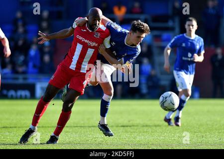 Callum Whelan, de Oldham Athletic, se trouve aux défenses de Nigel Atangana, d'Exeter City, lors du match de la Sky Bet League 2 entre Oldham Athletic et Exeter City, à Boundary Park, Oldham, le samedi 19th mars 2022. (Photo d'Eddie Garvey/MI News/NurPhoto) Banque D'Images