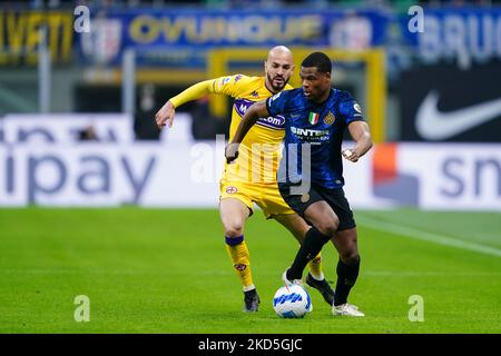 Denzel Dumfries (FC Inter) et Riccardo Saponara (ACF Fiorentina) pendant le championnat italien Serie Un match de football entre FC Internazionale et ACF Fiorentina sur 19 mars 2022 au stade Giuseppe Meazza à Milan. (Photo de Luca Rossini/NurPhoto) Banque D'Images