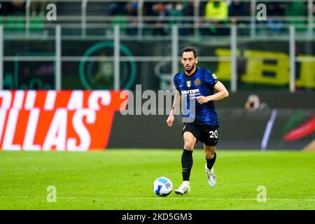 Hakan Calhanoglu (FC Inter) pendant le championnat italien Serie Un match de football entre FC Internazionale et ACF Fiorentina sur 19 mars 2022 au stade Giuseppe Meazza à Milan. (Photo de Luca Rossini/NurPhoto) Banque D'Images