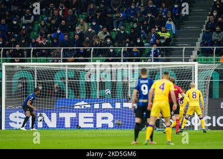 Lucas Torreira (ACF Fiorentina) a remporté le but lors du championnat italien Serie Un match de football entre le FC Internazionale et l'ACF Fiorentina sur 19 mars 2022 au stade Giuseppe Meazza à Milan. (Photo de Luca Rossini/NurPhoto) Banque D'Images