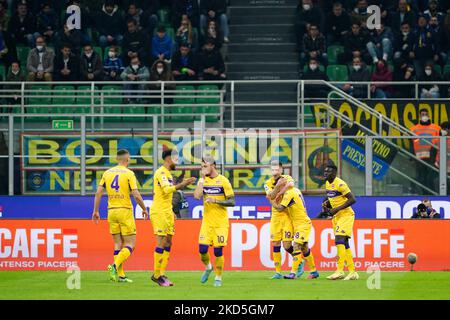 L'équipe (ACF Fiorentina) célèbre le but de Lucas Torreira (ACF Fiorentina) lors du championnat italien Serie Un match de football entre le FC Internazionale et l'ACF Fiorentina sur 19 mars 2022 au stade Giuseppe Meazza à Milan. (Photo de Luca Rossini/NurPhoto) Banque D'Images