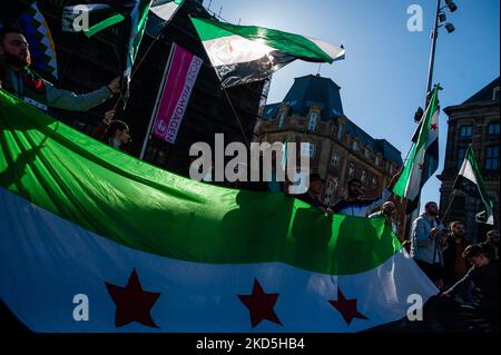 Le peuple syrien tient des drapeaux syriens, lors d'une manifestation de onze ans de la Révolution syrienne, organisée à Amsterdam, sur 19 mars 2022. (Photo par Romy Arroyo Fernandez/NurPhoto) Banque D'Images