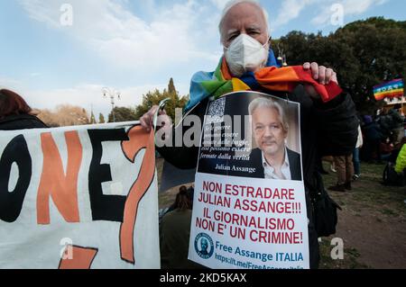 Activistes lors du concert pour la paix contre la guerre en Ukraine, Piazza San Giovanni, Rome, Italie, sur 20 mars, 2022 Afficher une bannière en faveur de la libération de Julian Assange, détenu au Royaume-Uni pour extradition aux États-Unis, accusé d'avoir recueilli et publié des documents militaires américains secrets, et risque une peine de 175 ans de prison en cas d'extradition.(photo d'Andrea Ronchini/NurPhoto) Banque D'Images