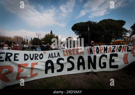 Activistes lors du concert pour la paix contre la guerre en Ukraine, Piazza San Giovanni, Rome, Italie, sur 20 mars, 2022 Afficher une bannière en faveur de la libération de Julian Assange, détenu au Royaume-Uni pour extradition aux États-Unis, accusé d'avoir recueilli et publié des documents militaires américains secrets, et risque une peine de 175 ans de prison en cas d'extradition.(photo d'Andrea Ronchini/NurPhoto) Banque D'Images