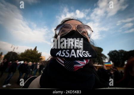 Activistes lors du concert pour la paix contre la guerre en Ukraine, Piazza San Giovanni, Rome, Italie, sur 20 mars, 2022 Afficher une bannière en faveur de la libération de Julian Assange, détenu au Royaume-Uni pour extradition aux États-Unis, accusé d'avoir recueilli et publié des documents militaires américains secrets, et risque une peine de 175 ans de prison en cas d'extradition.(photo d'Andrea Ronchini/NurPhoto) Banque D'Images