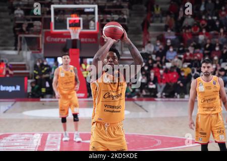 88 Tyrique Jones Pesaro Victoria Libertas pendant le match de championnat de LBA Italie entre Openjobmestis Varèse vs Pesaro Victoria Libertas , à Varèse, Italie, on 20 mars 2022 (photo de Fabio Averna/NurPhoto) Banque D'Images