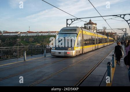 Train jaune léger de Porto Metro transports publics au pont Dom Luis I - Porto, Portugal Banque D'Images