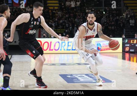 Austin Daye (Umana Reyer Venezia) contrecarré par Amar Alibegovic (Segafredo Virtus Bologna) lors de la série A1 championnat italien de basketball LBA Segafredo Virtus Bologna vs Umana Reyer Venezia à Segafredo Arena de Bologne, on 20 mars 2022.(photo de Michele Nucci/LiveMedia/NurPhoto) Banque D'Images