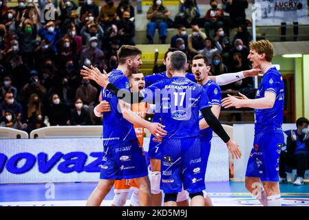 Exultation (Top Volley Cisterna) au cours du Volleyball Italien Serie A Men SuperLeague Championship Top Volley Cisterna vs Itas Trentino sur marzo 20, 2022 au Palasport de Latina, Italie (photo de Bianca Simonetti/LiveMedia/NurPhoto) Banque D'Images