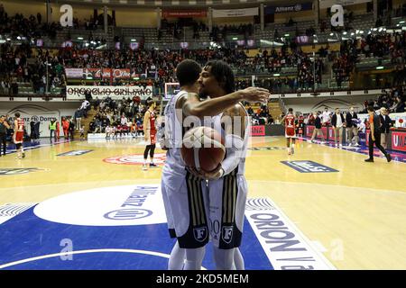 L'exultation de Branden Frazier (Fortitudo Kigili Bologna) et James Feldeine (Fortitudo Kigili Bologna) pendant le championnat italien de basket-ball A Serie Allianz Pallacanestro Trieste vs Fortitudo Bologna le marzo 20, 2022 à l'Allianz Dome de Trieste, Italie (photo de Luca Tedeschi/LiveMedia/NurPhoto) Banque D'Images