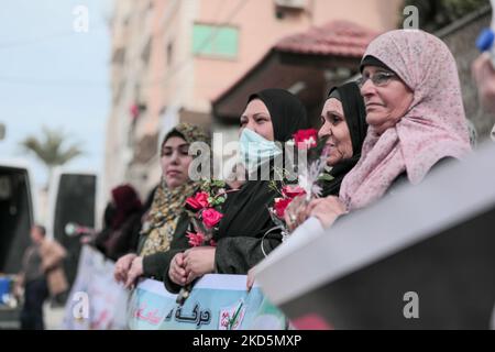 Les mères de prisonniers palestiniens portent des roses à l'occasion de la Journée internationale des mères lors d'un stand en solidarité avec leurs fils dans les prisons israéliennes (photo de Mamen Faiz/NurPhoto) Banque D'Images